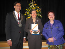 Matthias Klopfer, Oberbürgermeister von Schorndorf, Enja Riegel mit der Verleihungsurkunde vom 14.03.2010, Elsbeth Rommel