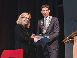 Übergabe Medaille OB Matthias Klopfer an Sabine Constabel